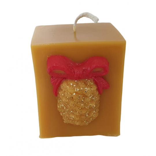 BOUGIE: CUBE AVEC POMME DE PIN