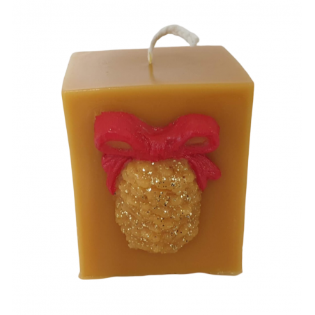 BOUGIE: CUBE AVEC POMME DE PIN